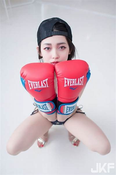 女模新作：M字动作惊艳全场，抖阴美图大揭秘！